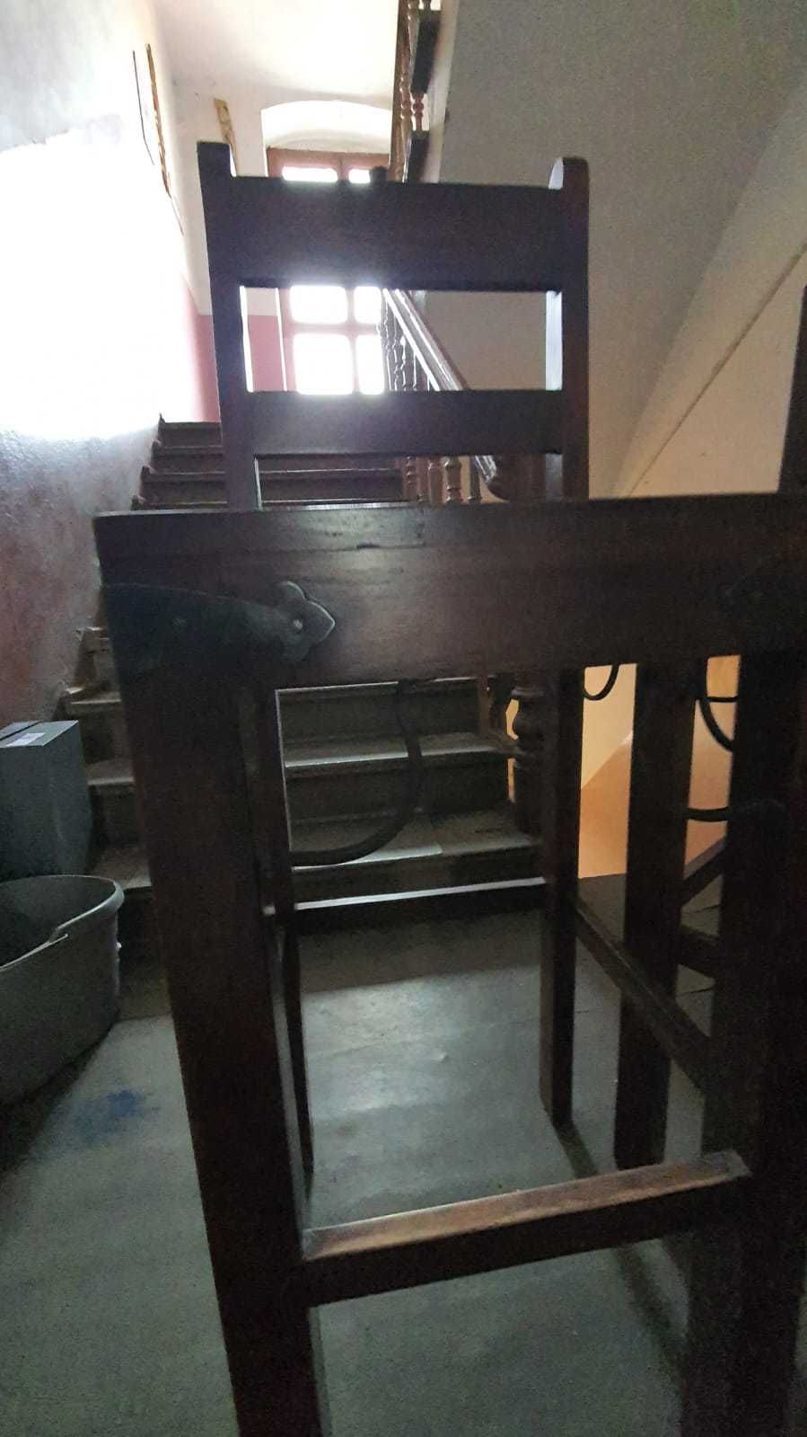 Stół  barowy i dwa wysokie krzesła palisader.