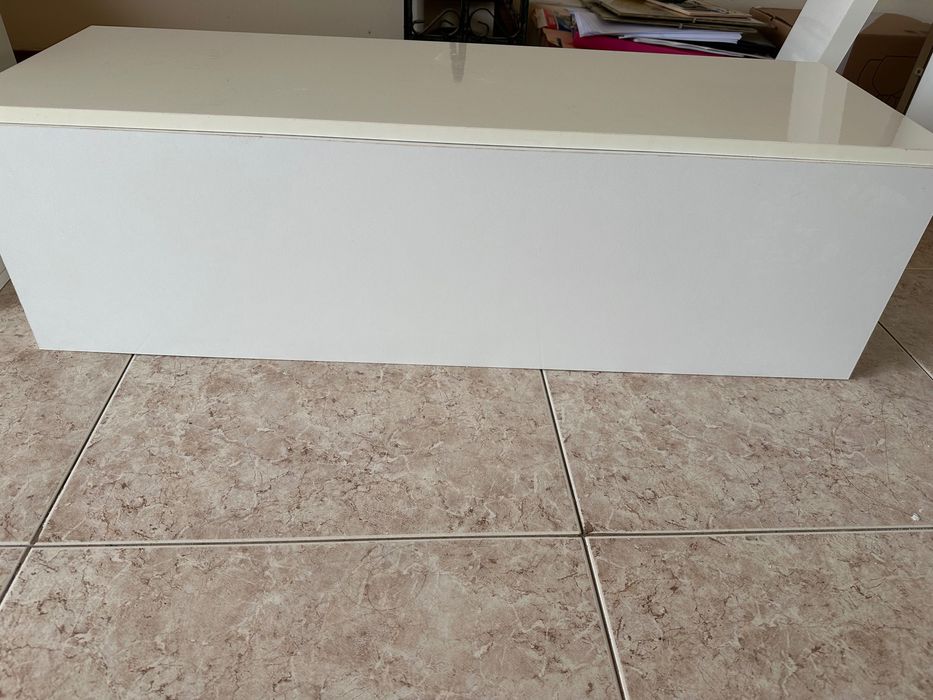 Móvel laçado branco suspenso