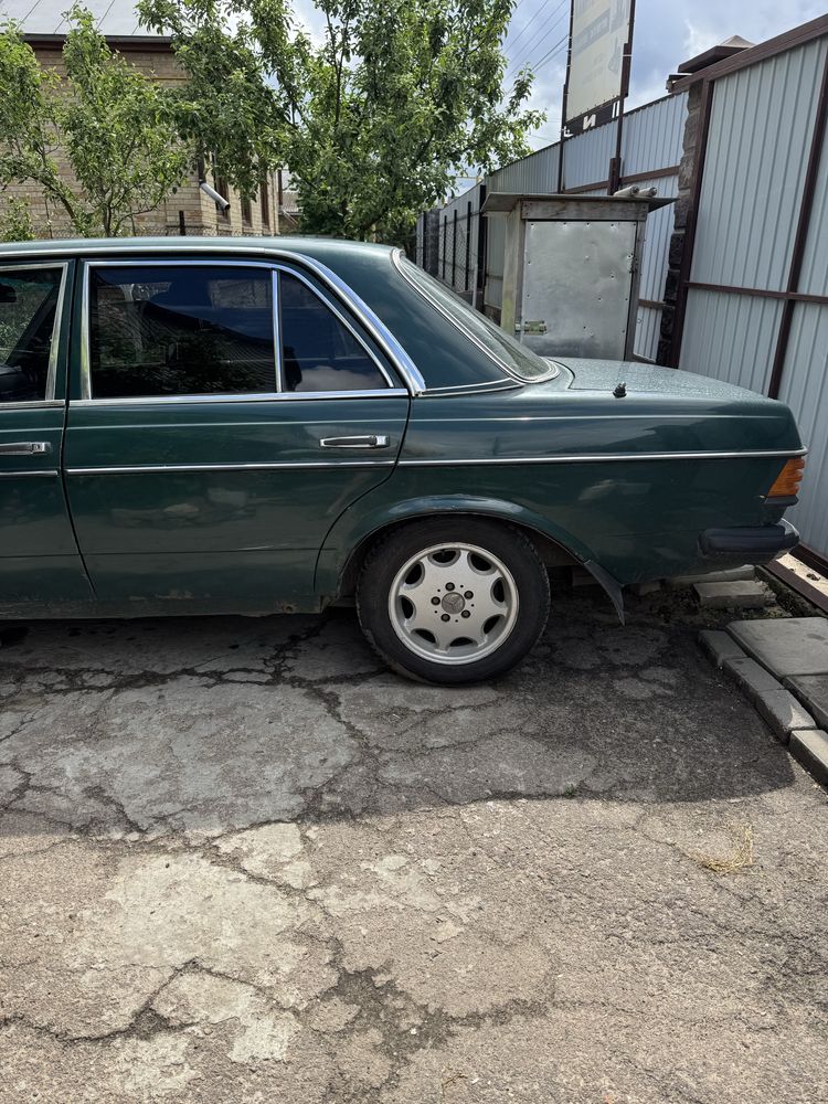 Mercedes W123 E230