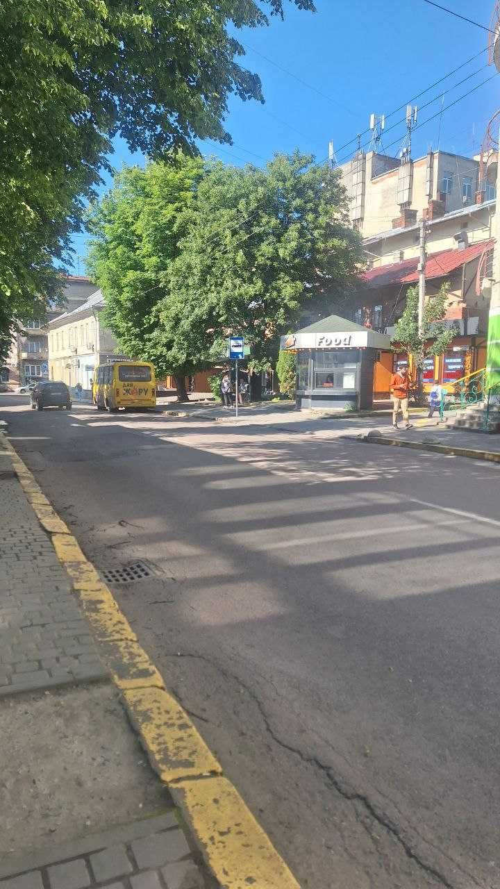 Здається фасадне приміщення в центрі міста (початок Коновальця)