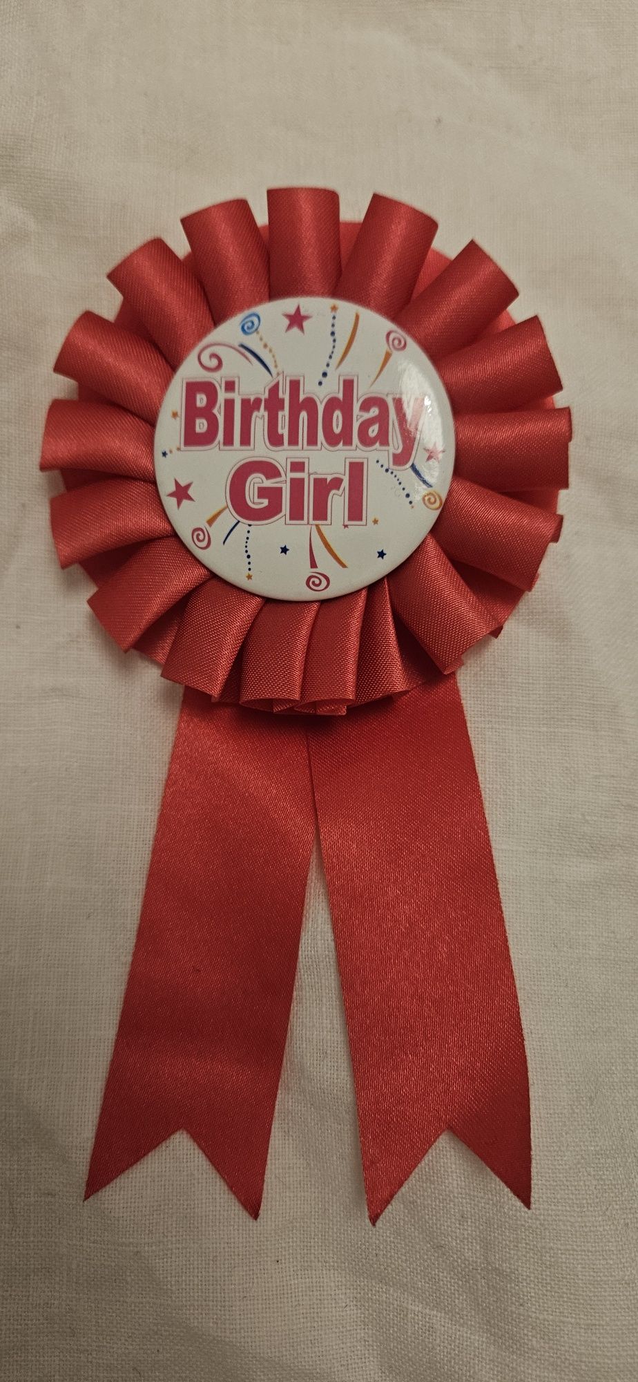 Przypinka kotylion urodzinowy Birthday Girl różowy
