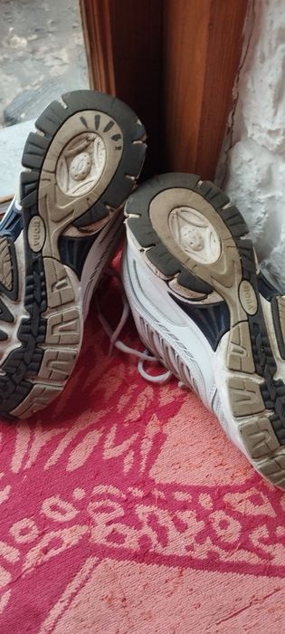 Продам кроссовки BONNA в хорошем состоянии.Размер 39,натуральная кожа.