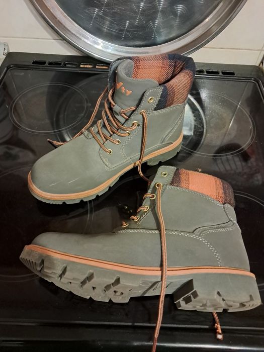 Ботинки женские лакированные.