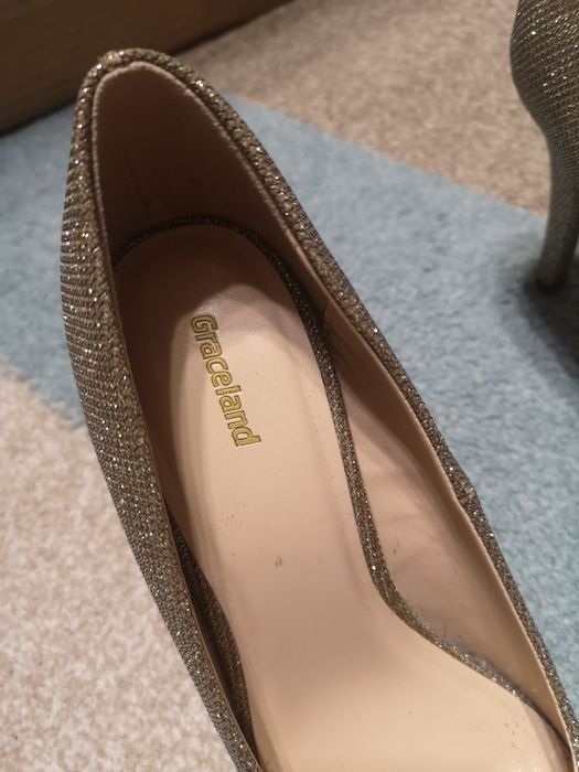 Złote buty na obcasie