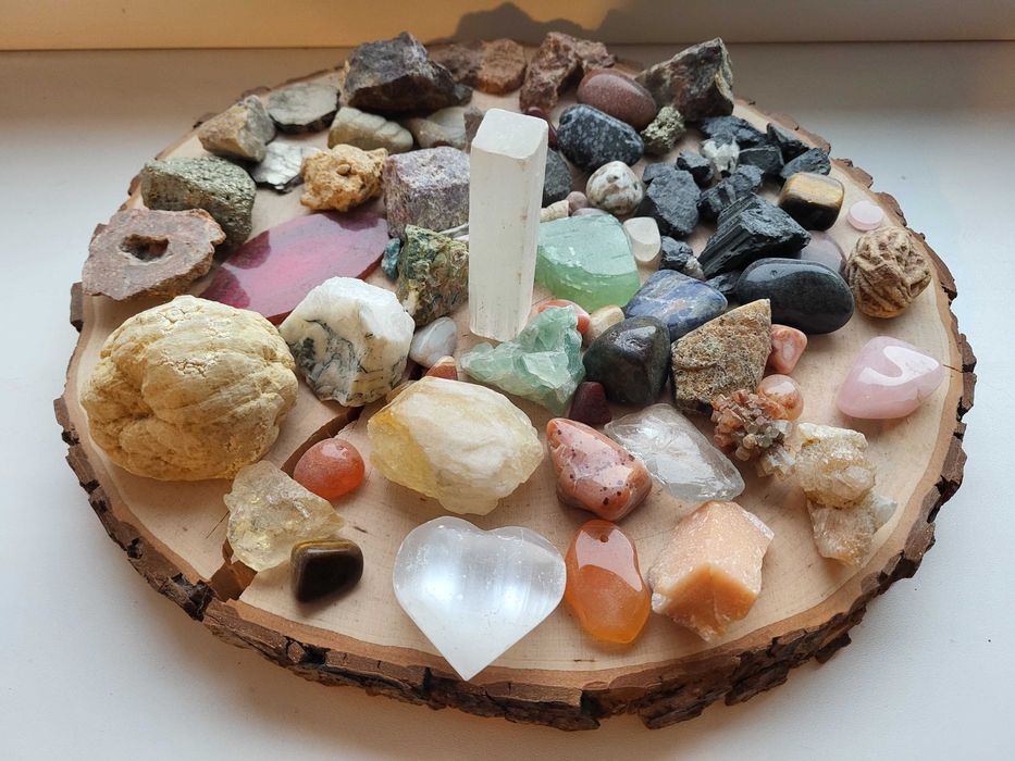 kolekcja kamieni, minerałów z podstawką do ekspozycji #2