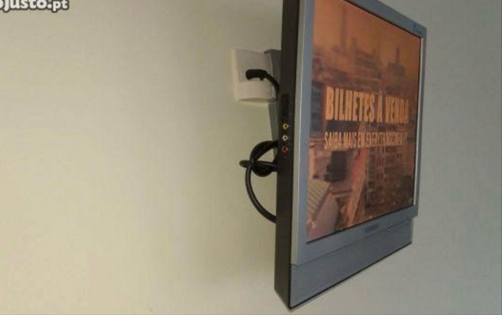 TV Samsung cinza pequena cozinha