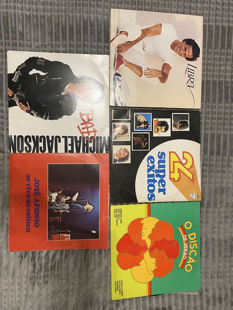 17 discos Vinil antigos . Estavam guardados a anos num movel.
