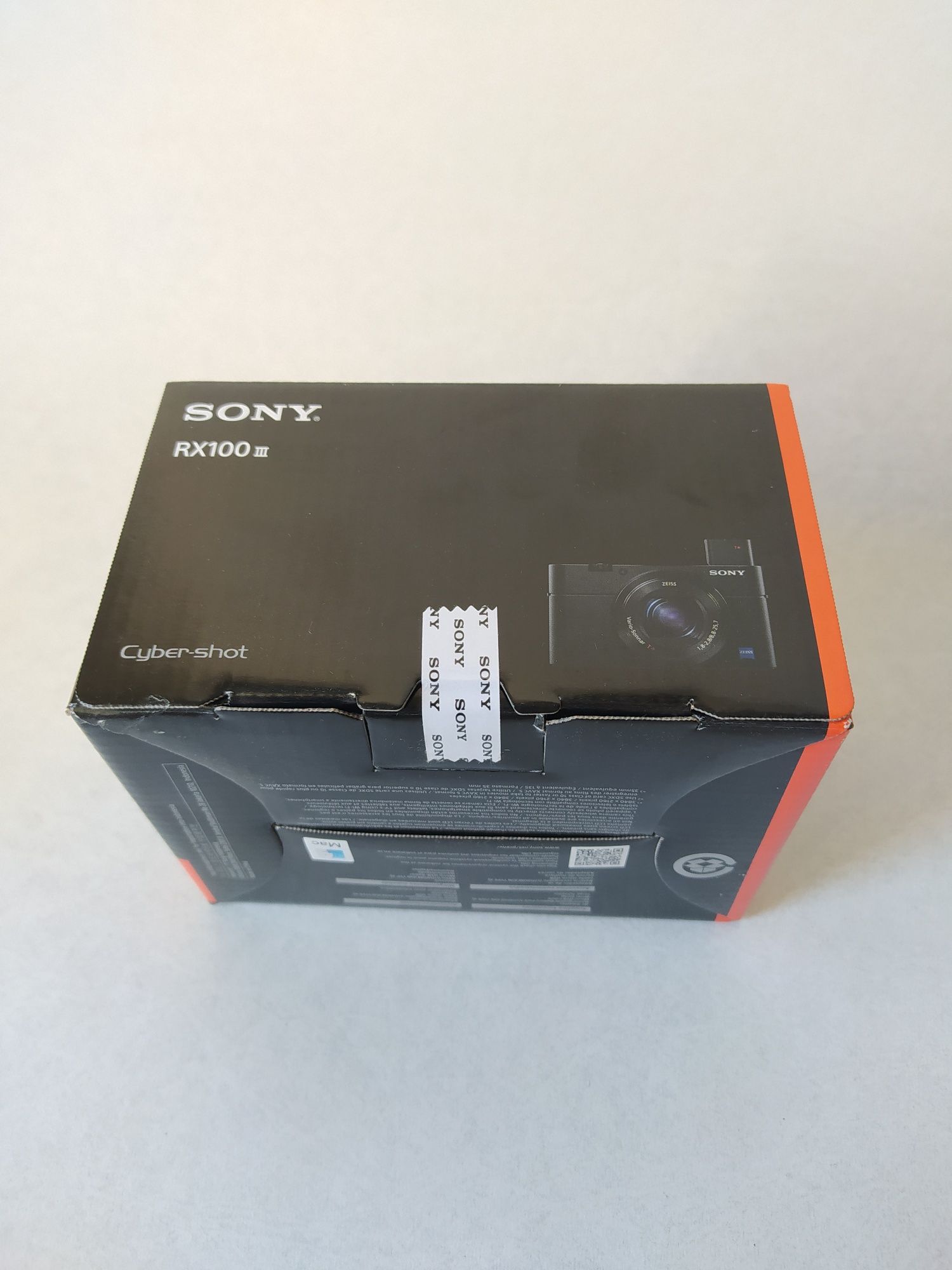 Фотоапарат Sony DSC-RX100 III + чохол Sony LCS-CSQ