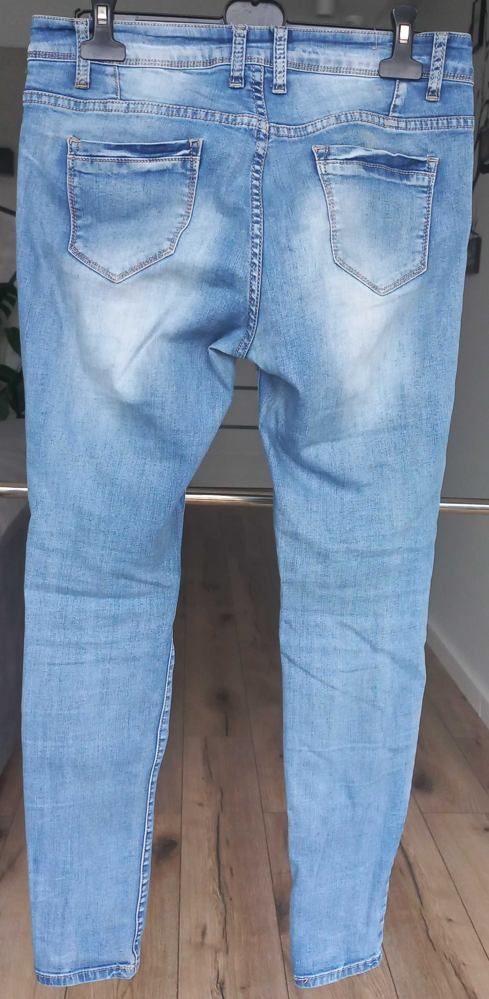 Spodnie jeanoswe dżinsowe rurki z przecięciami naszywki 38M 29 Grace