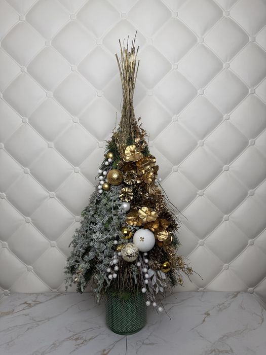 Різдвяна композиція зі штучних квітів «Новорічна ялинка»