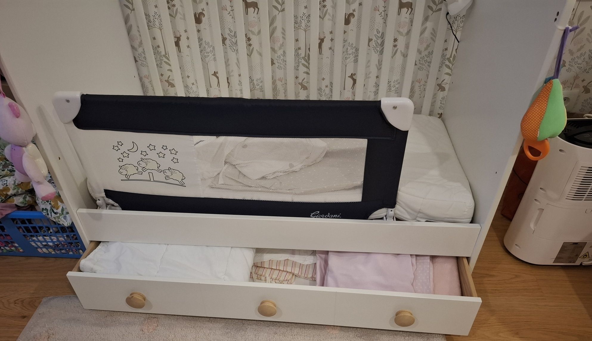 Vendo cama de bebé com acessórios