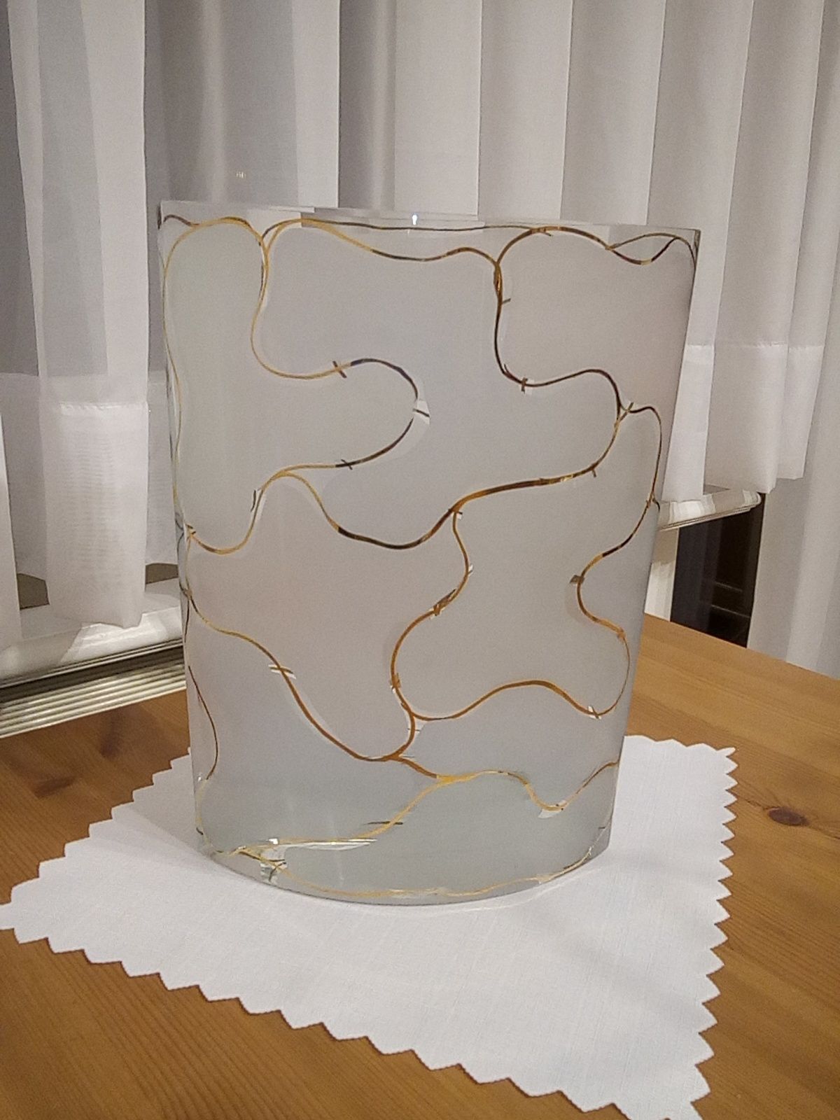 Piękny wazon szklany ze złotą nitką