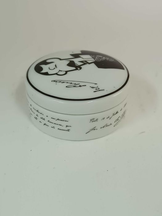 Pequena caixa em porcelana da Vista Alegre alusiva a Eça de Queiroz