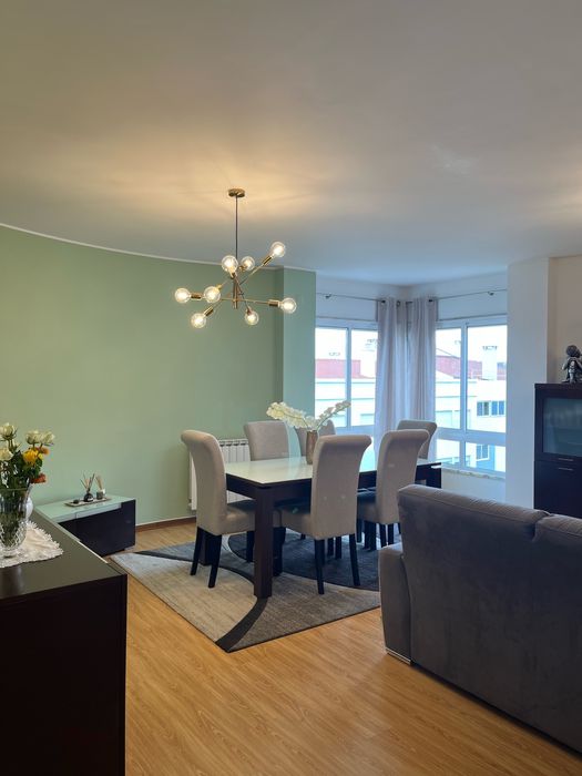 Mesa extensível e 6 cadeiras