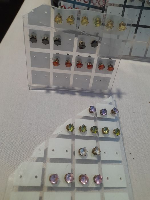 Vendo brincos de vários tipos e modelos tudo 20€