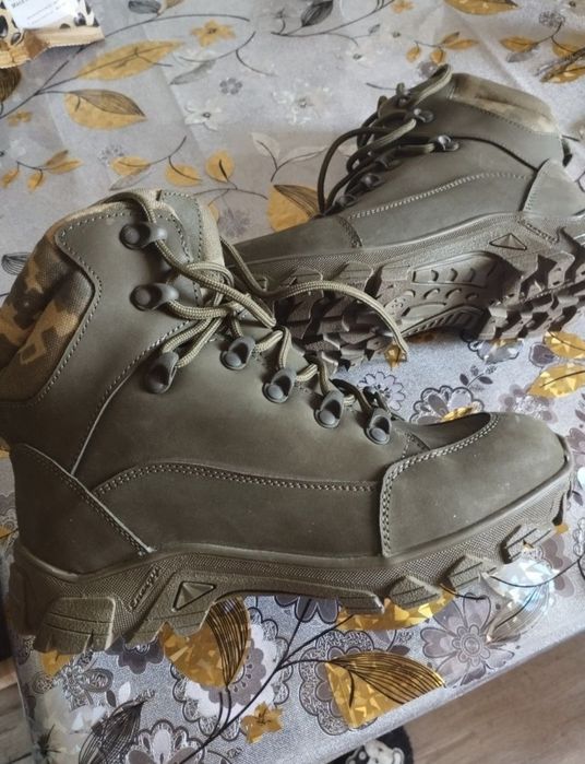 Продам берці якісні,новенькі