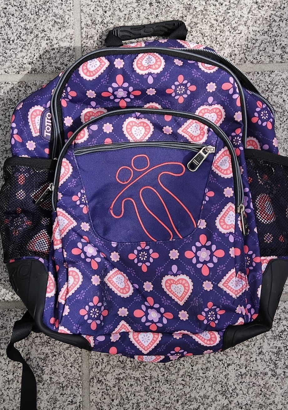 Mochila e malote da marca totto como novos