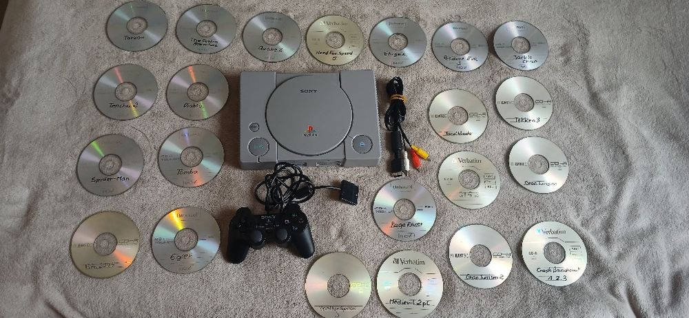 PlayStation 1 z grami oraz padem