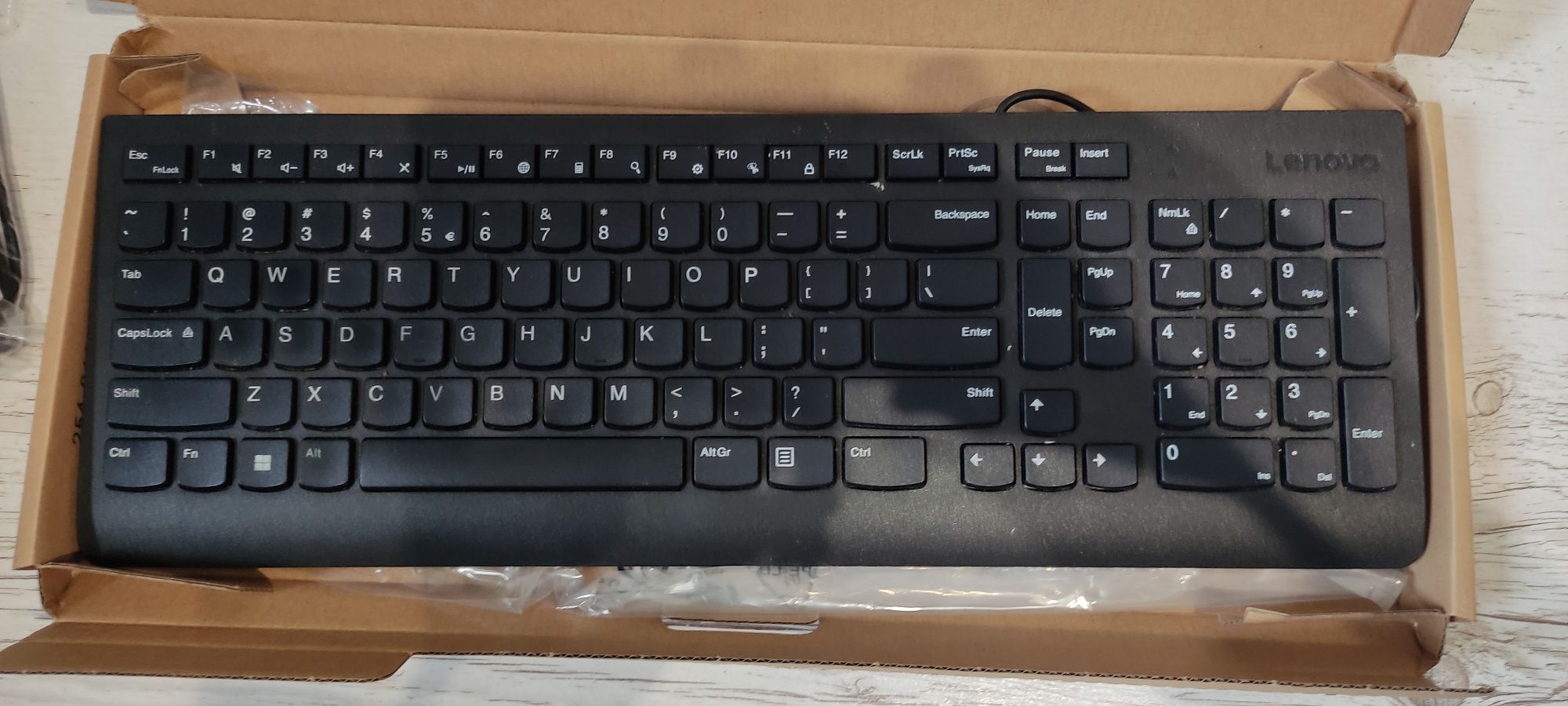 Komputer lenovo z klawiaturą i myszką