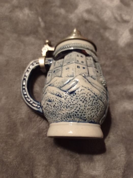 Średni ceramiczny kufelek z dekielkiem.