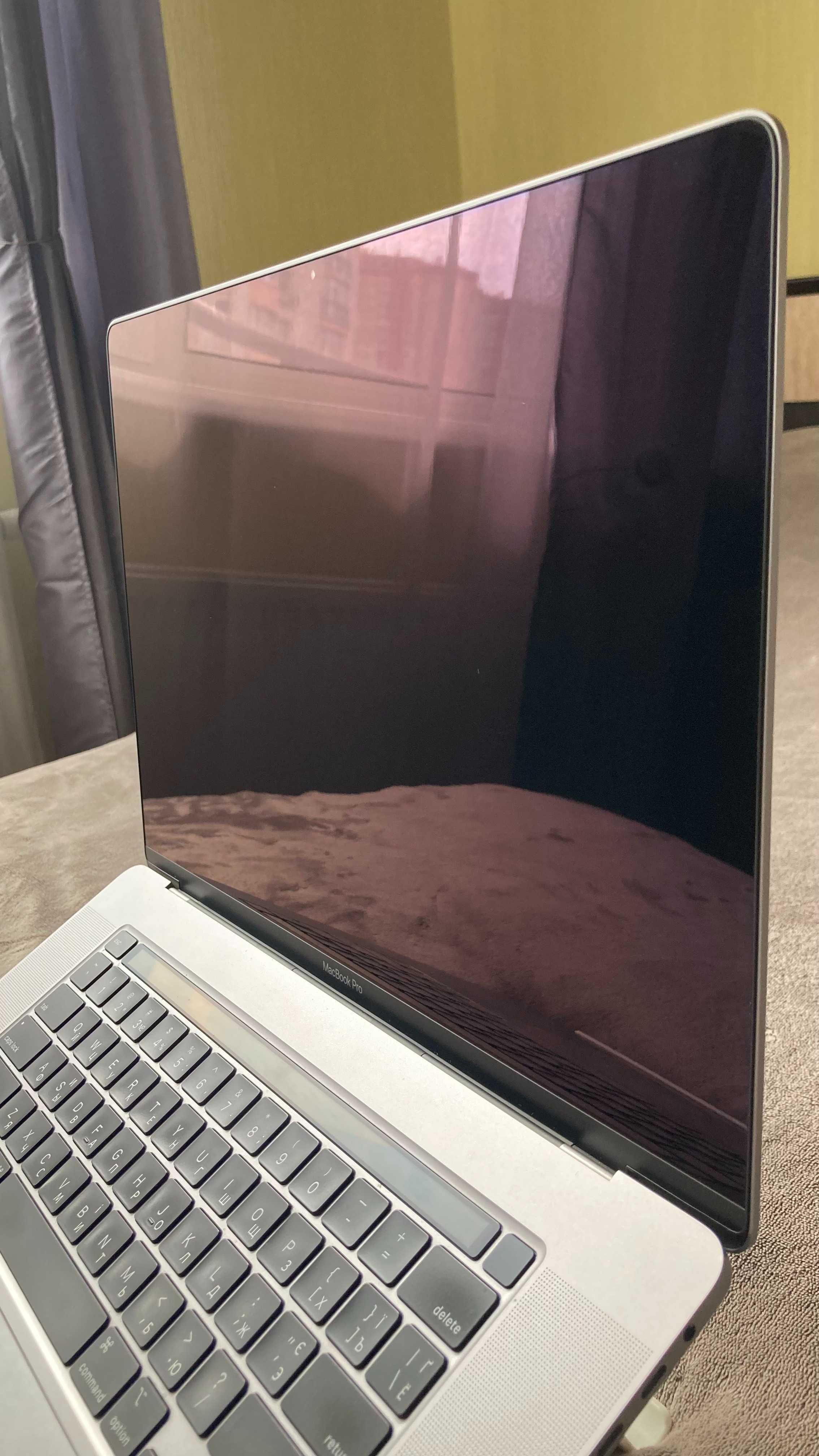 MacBook Pro 16" 2019 / i7 / 32Gb / 512Gb / 8Gb Pro 5500M (Z0XZ000W3)