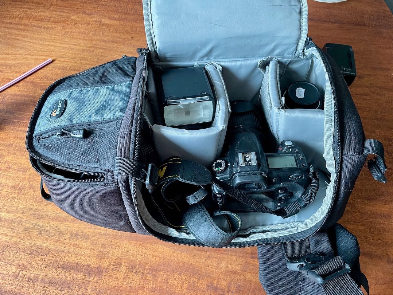 Nikon D90 + Kit 18-105 + 35 + SB900 + plecak