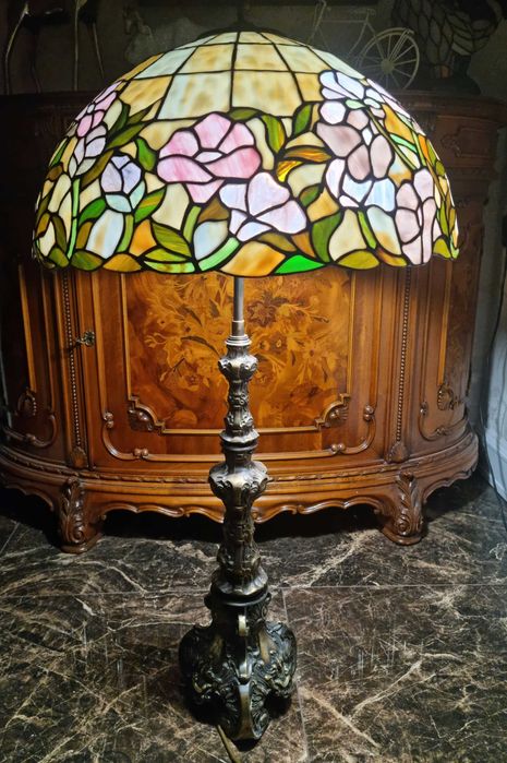 Lampa witrazowa Tiffany z mosiężną zdobioną nogą 100cm