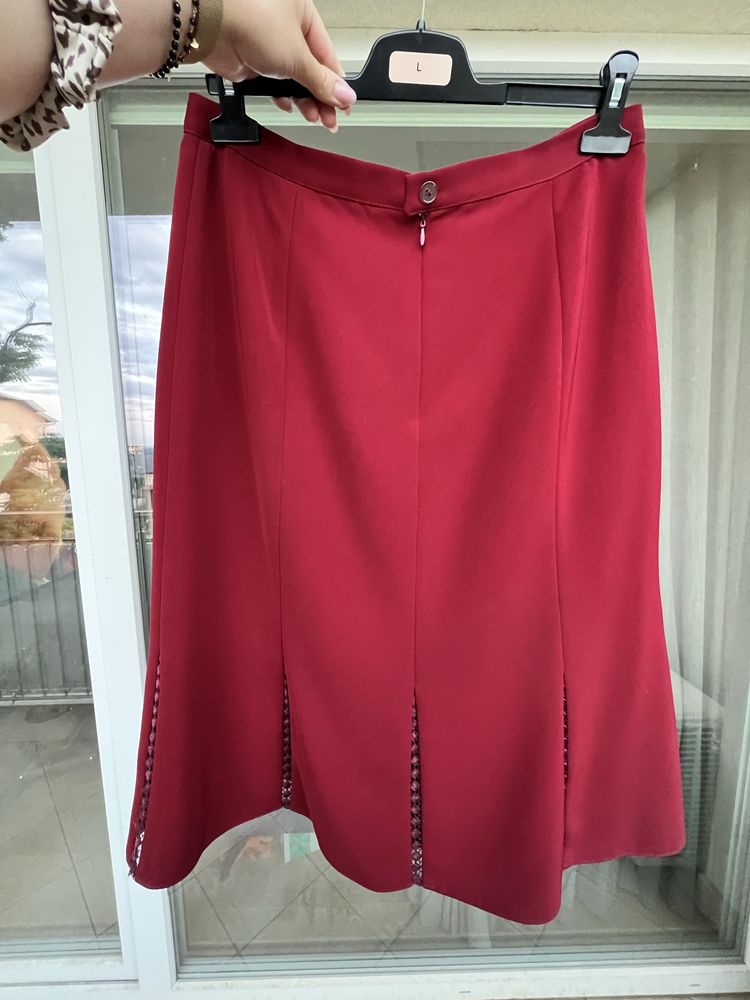 Elegancka spódnica burgundowa z koronkowymi wstawkami
