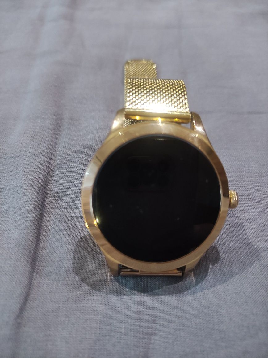 Smartwatch na bransolecie
