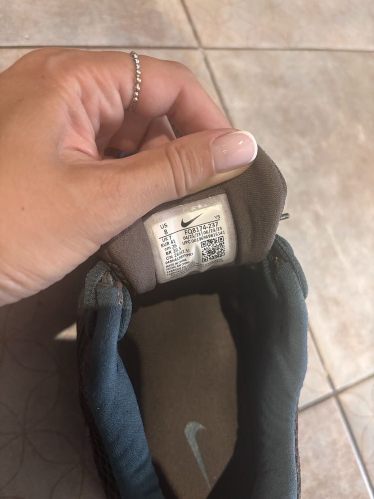 Продам кроссовки nike vomero 5!