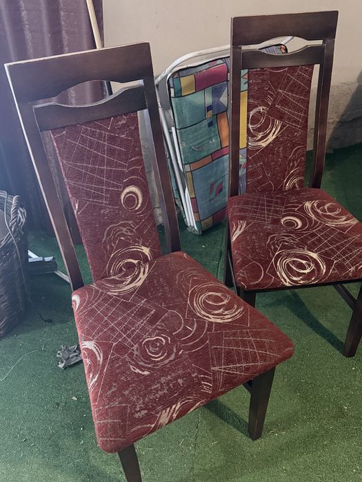Krzesla drewniane tapicerowane