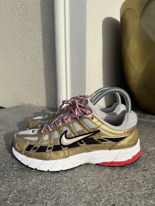 Złote nike p6000