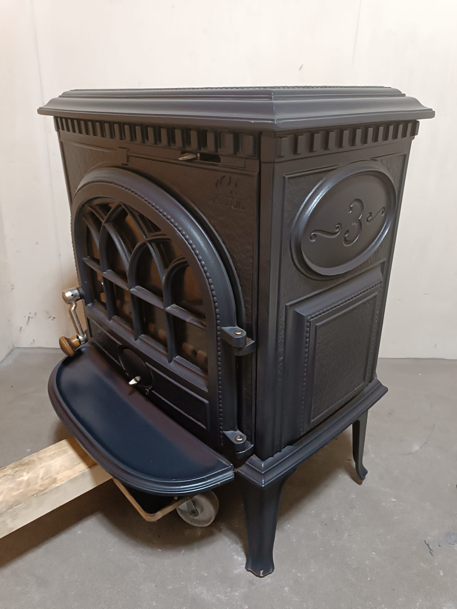 Jotul 3 kominek żeliwny koza piec