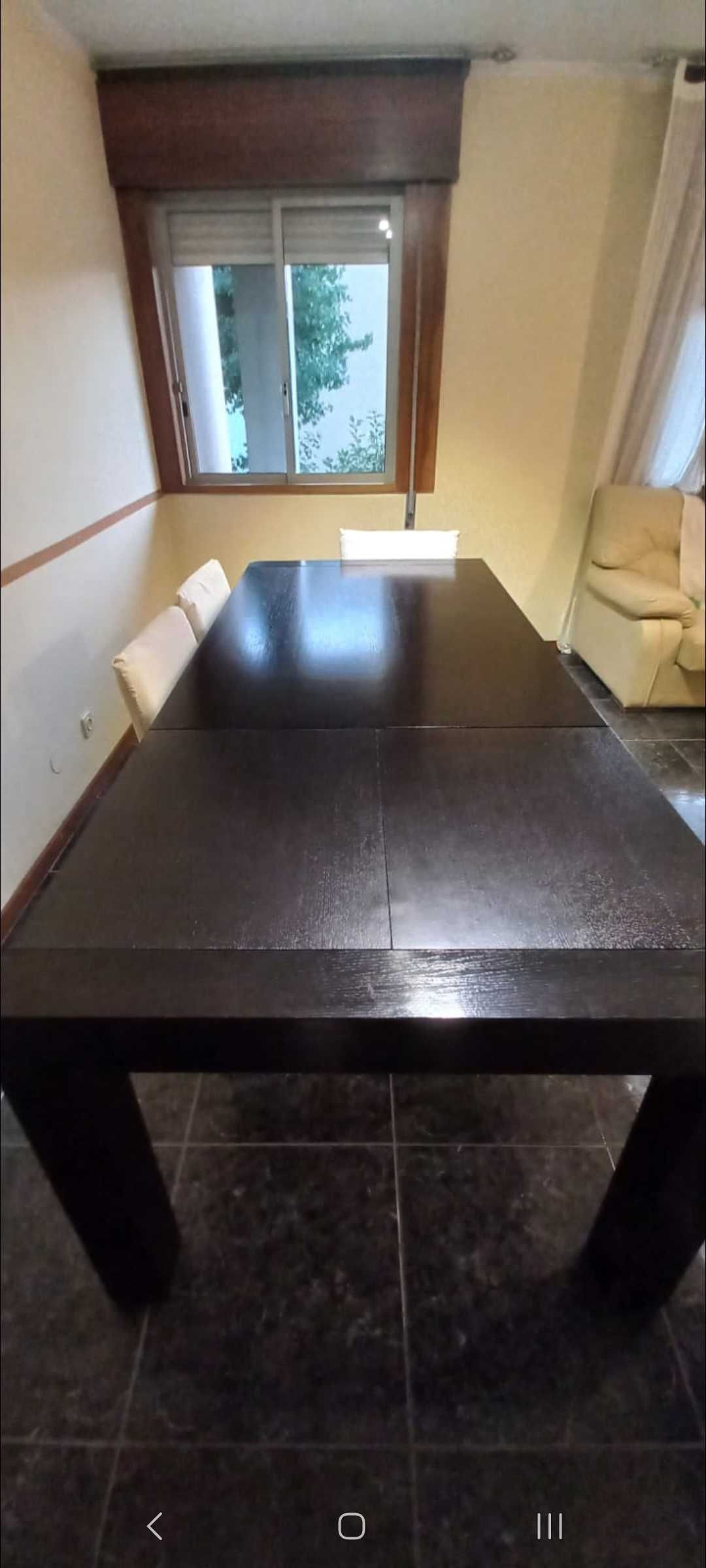 Mesa de jantar e 4 cadeiras