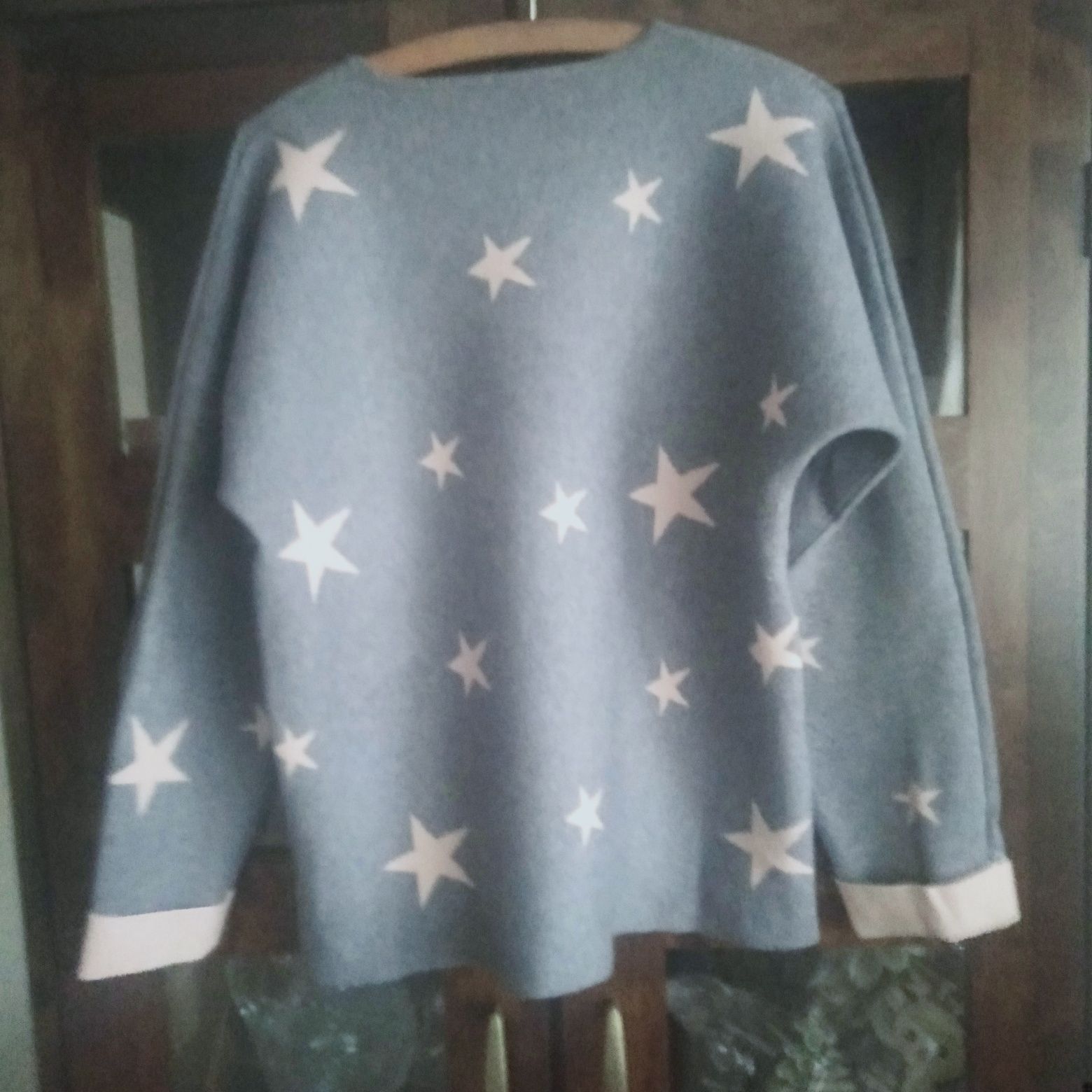 Siwy sweter w pudrowe gwiazdki