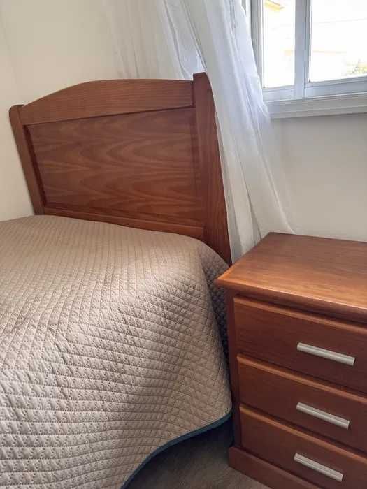 Vendo cama de solteiro + colchão + mesa de cabeceira