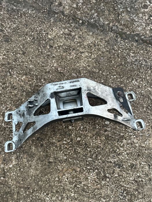 Кронштейн крепления КПП Jaguar XE XF F-Pace