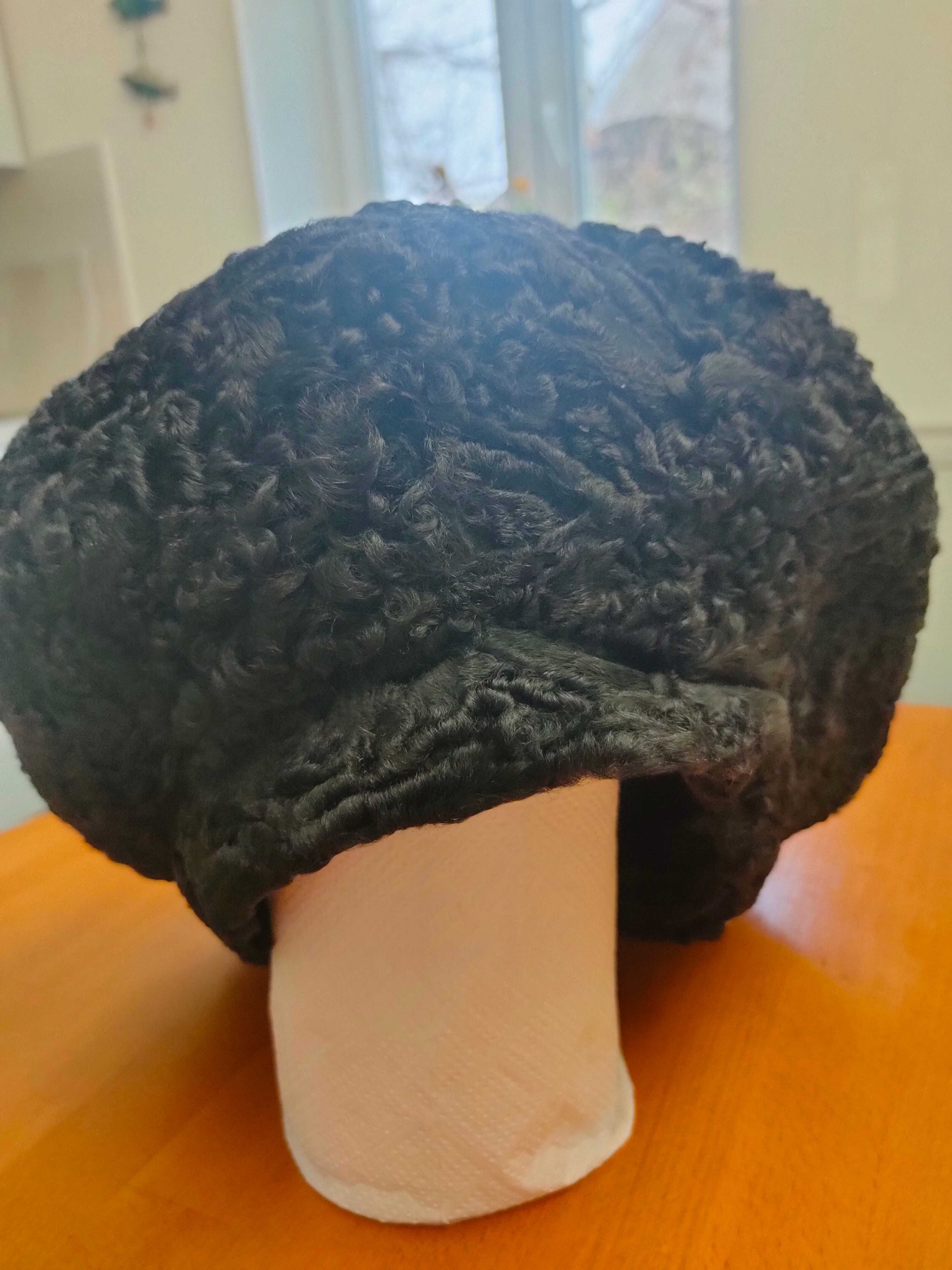 Продам берет из каракуля.