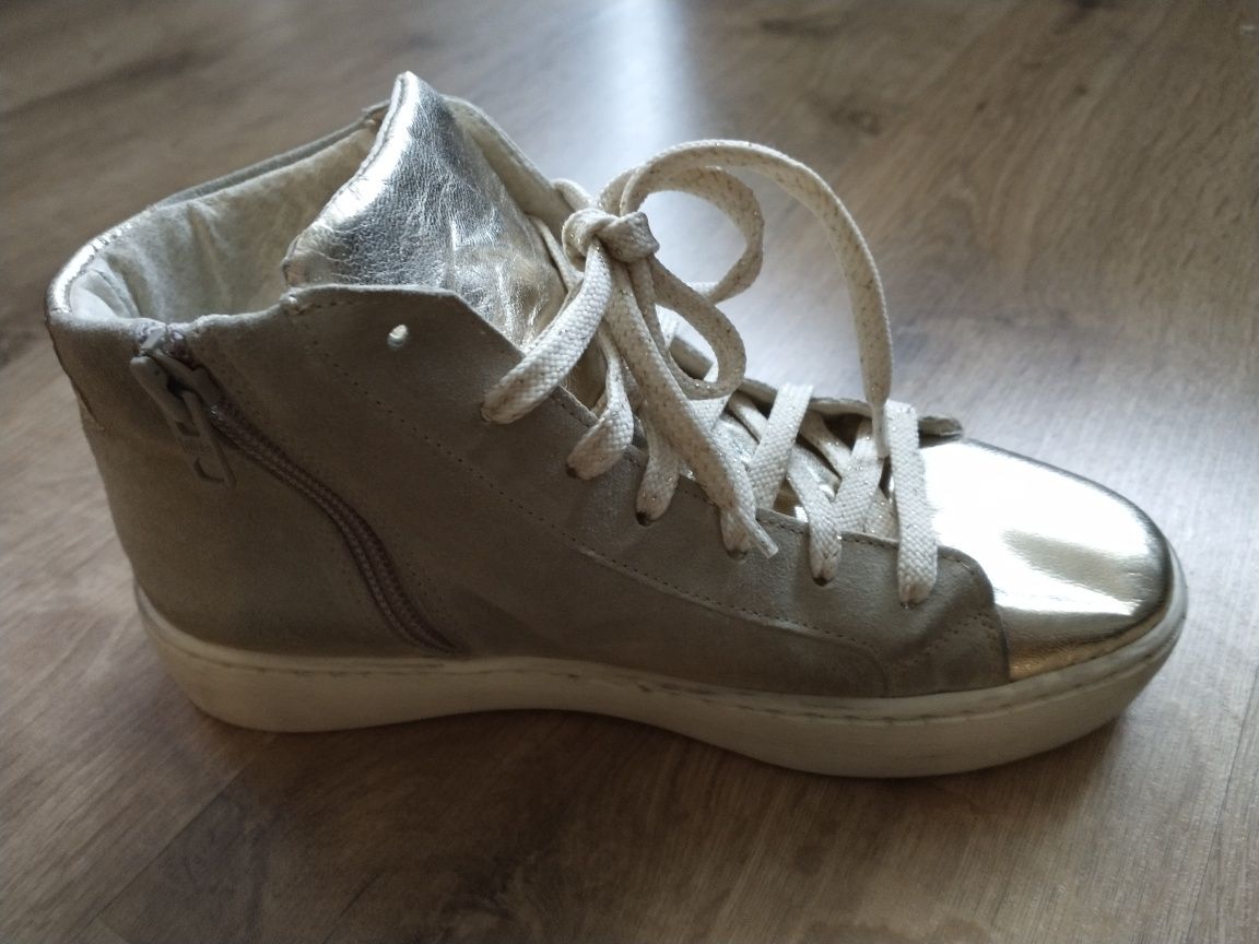 Buty buty sportowe wloskie marki Ovye w kolorze beżowo złotym