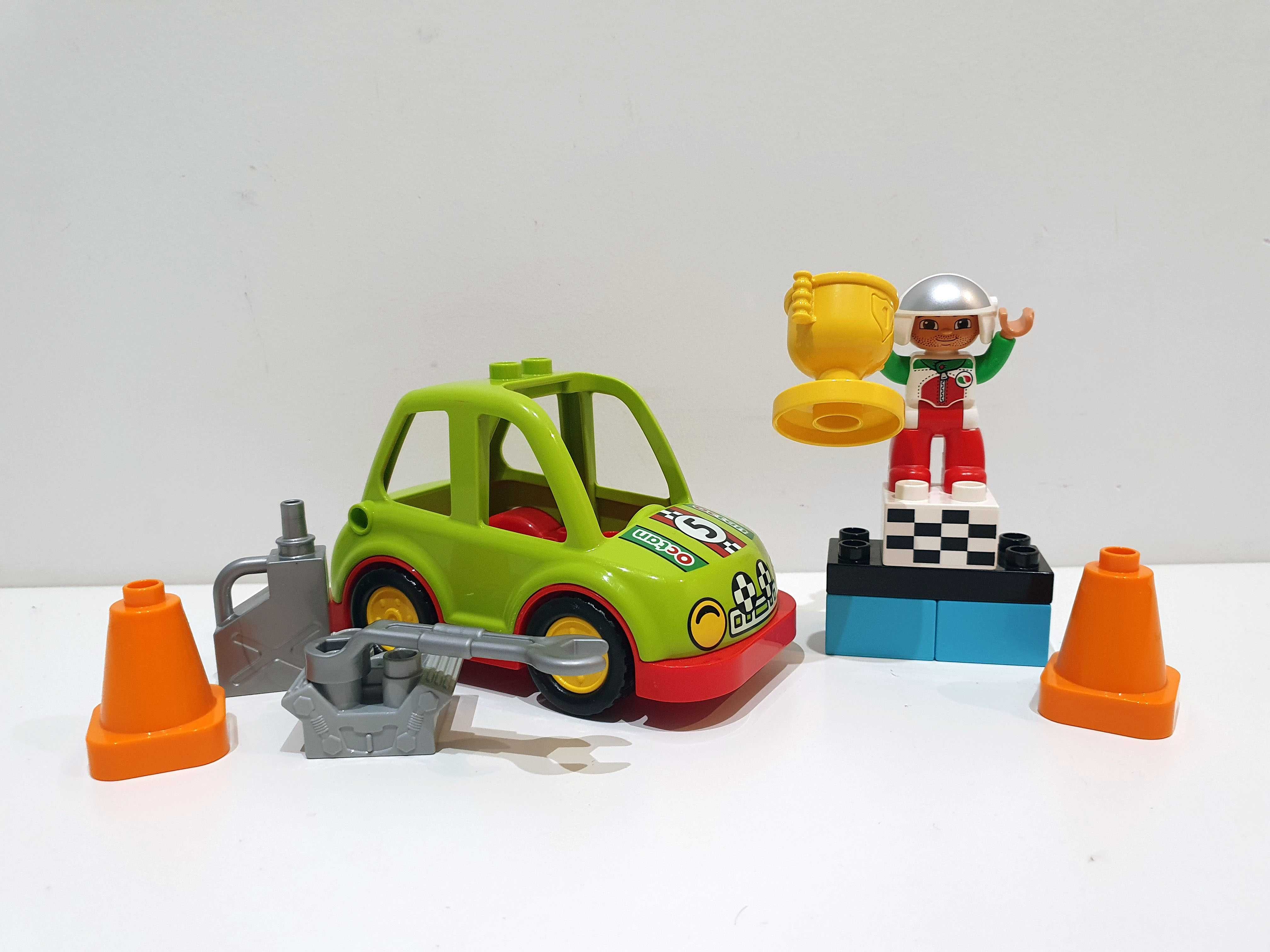 Lego DUPLO 10589 auto wyścigowe auto kanister pachołek puchar klocki