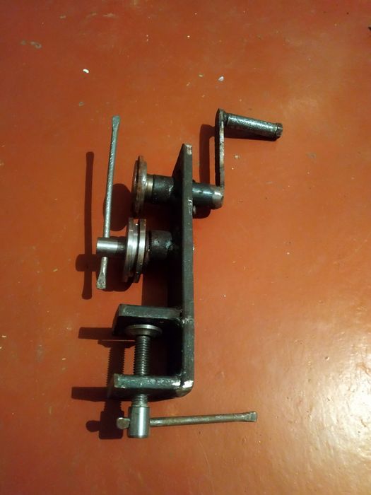 Станок для выравнивания крышек .