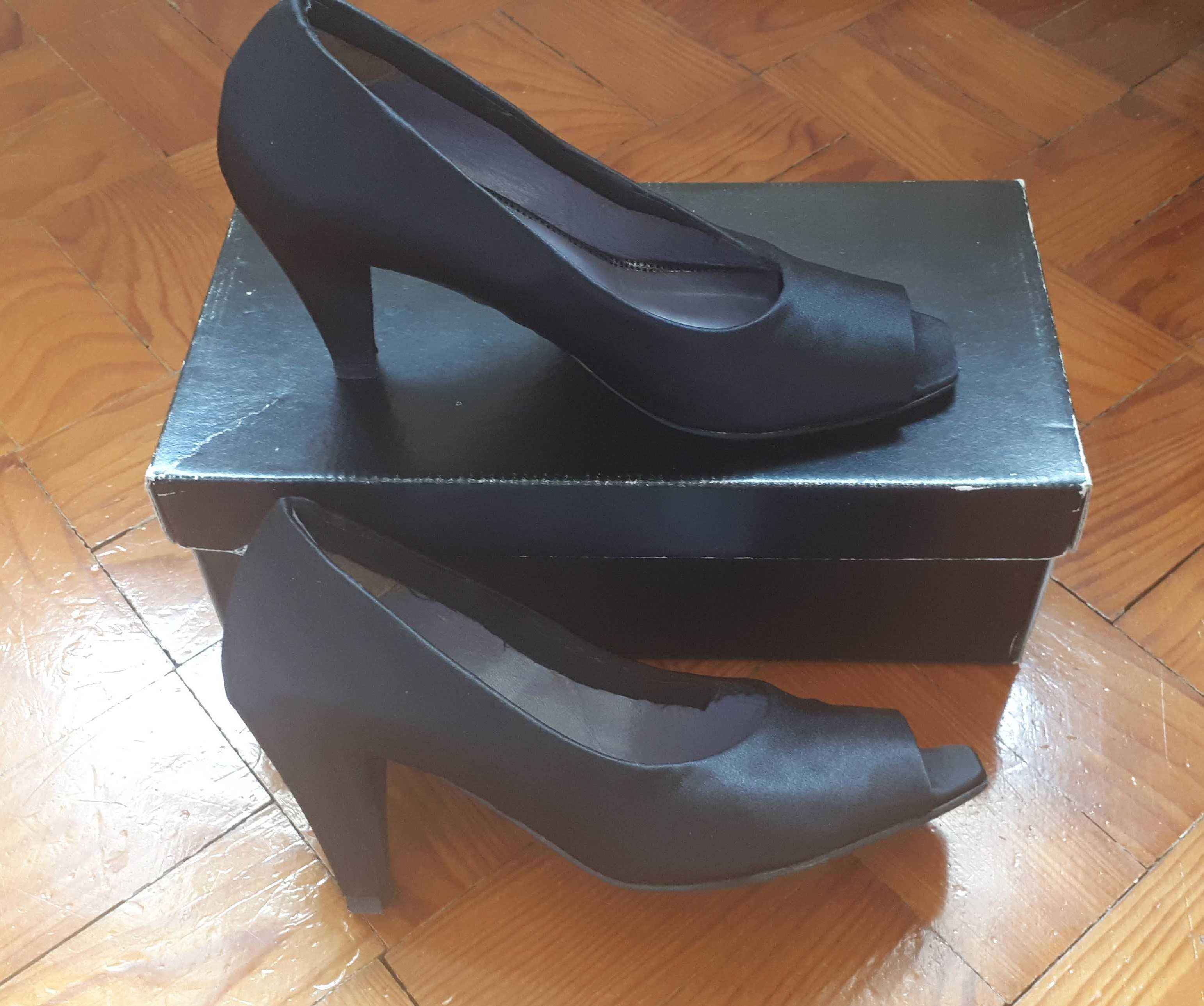 Sapatos pretos em tecido tipo cetim - Tam 37
