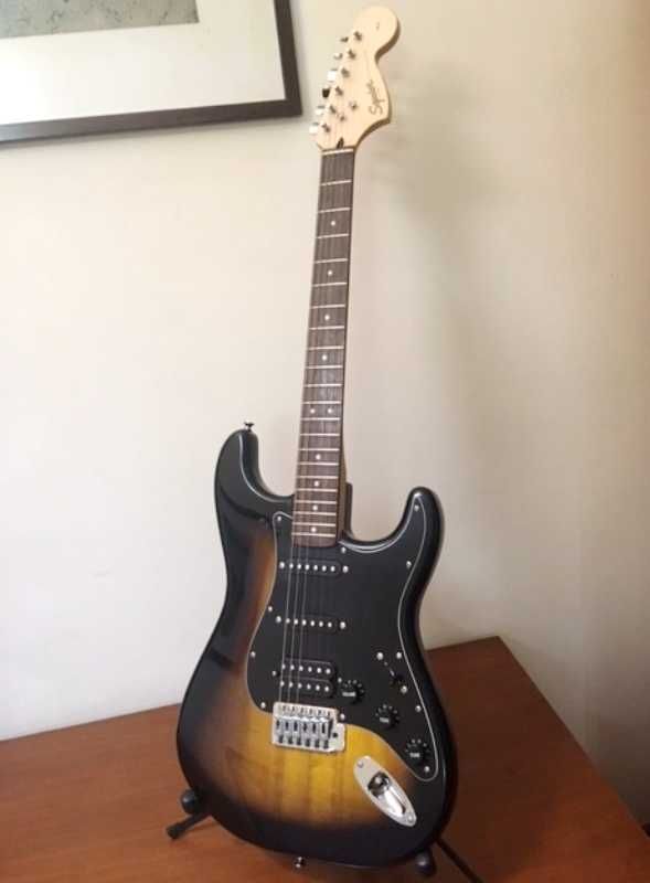 Guitarra e amplificador de qualidade em estado novo