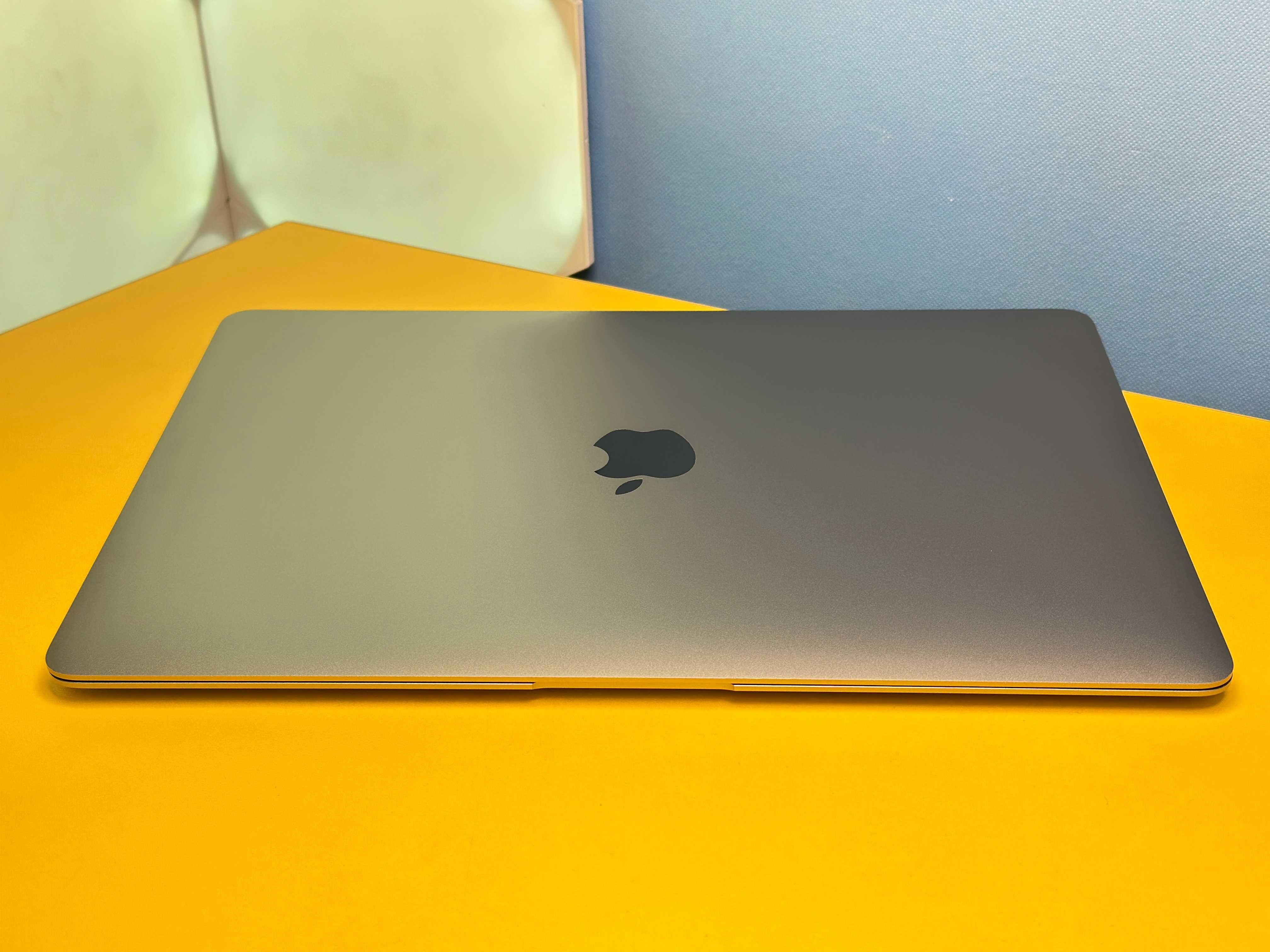 Ноутбук Apple MacBook Air 13" 8/256GB Gray (138176) Б/У З ГАРАНТІЄЮ