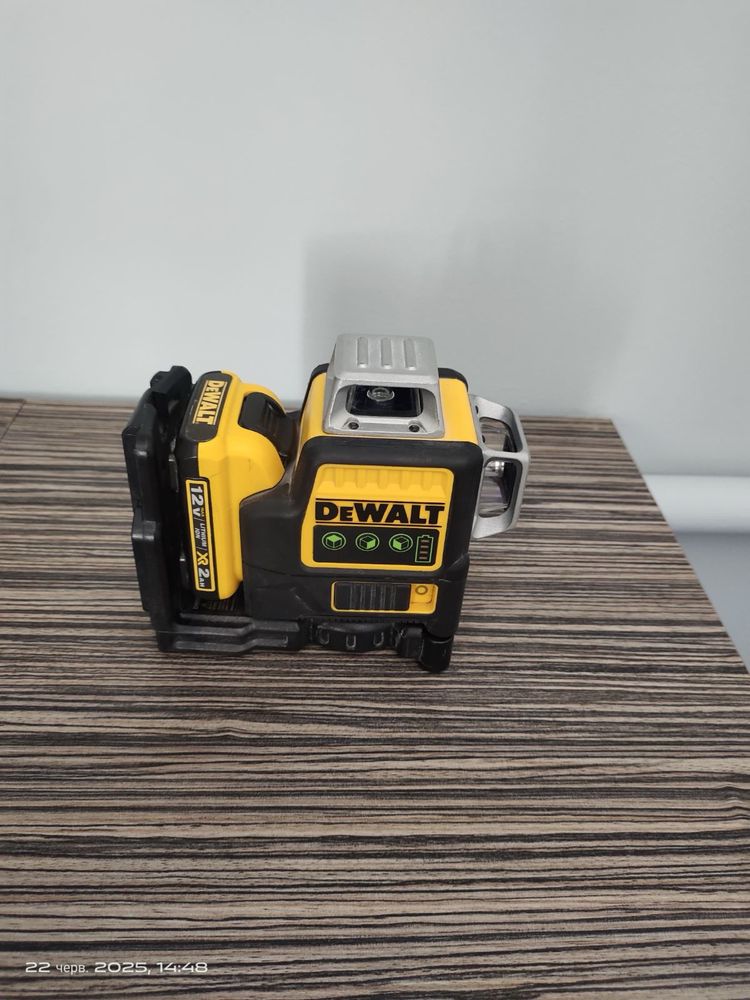 Лазерний рівень в кейсі з акумулятором 2 Аг DeWALT DCE089D1G