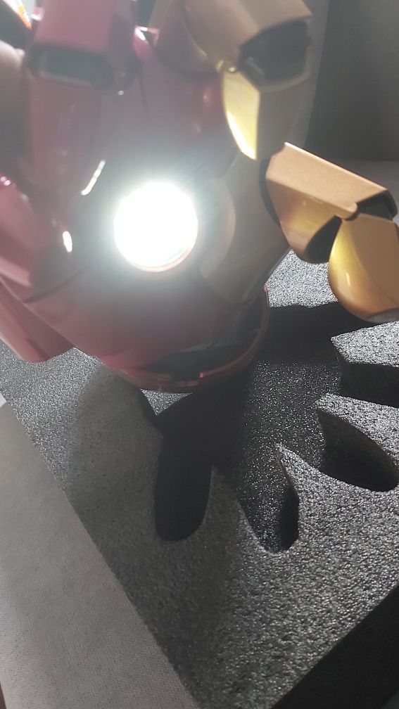 Iron Man avengers ręką