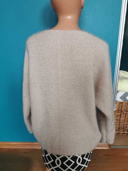Moherowy nowy sweter w serek, piękny