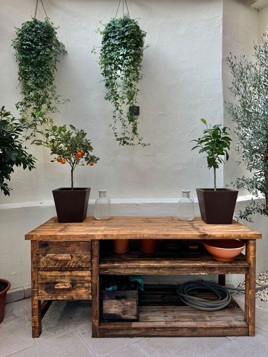 Mesa ao ar livre no porto