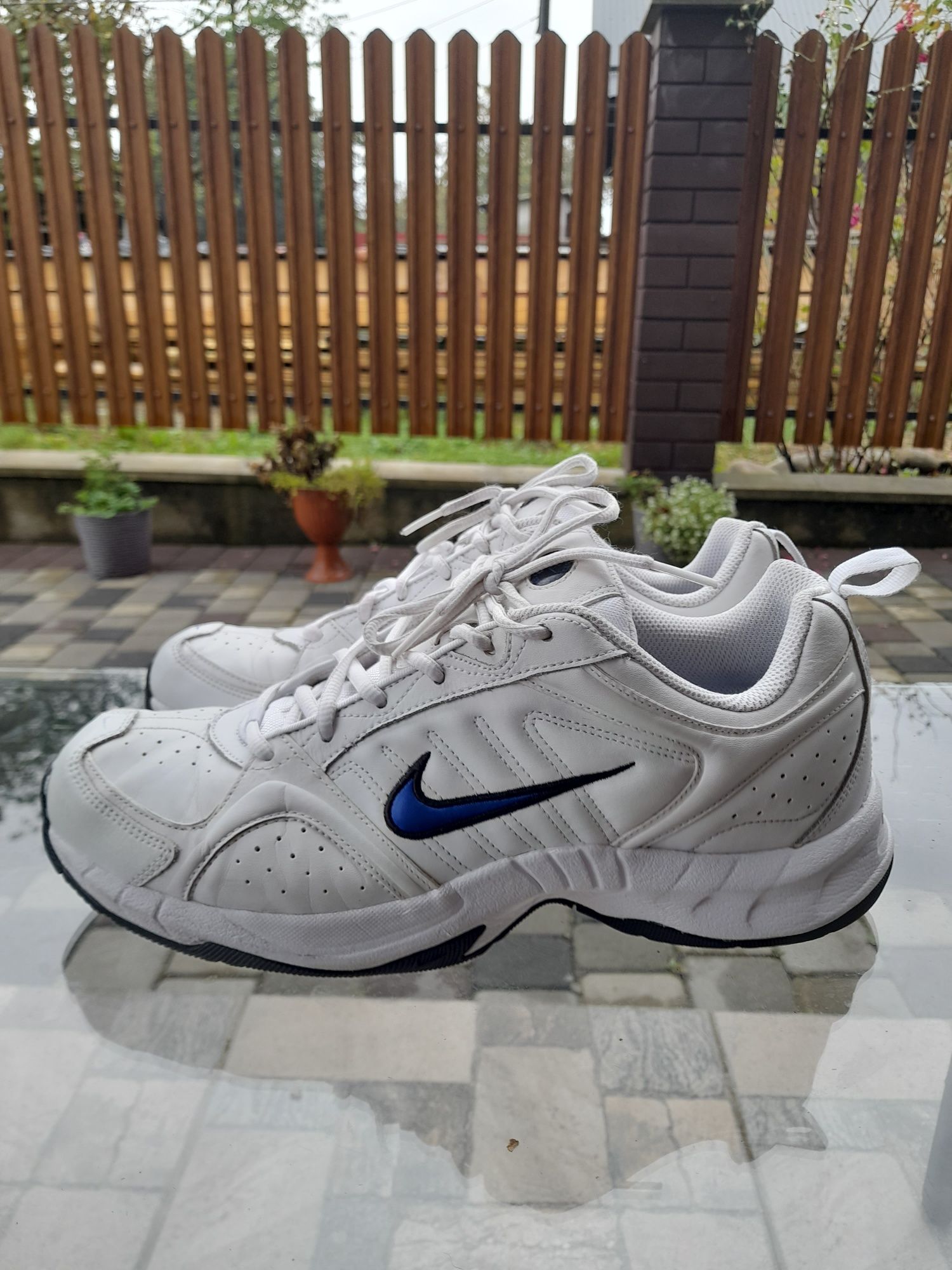 Nike Shoes Womens 9 White T Lite Sneakers Cross