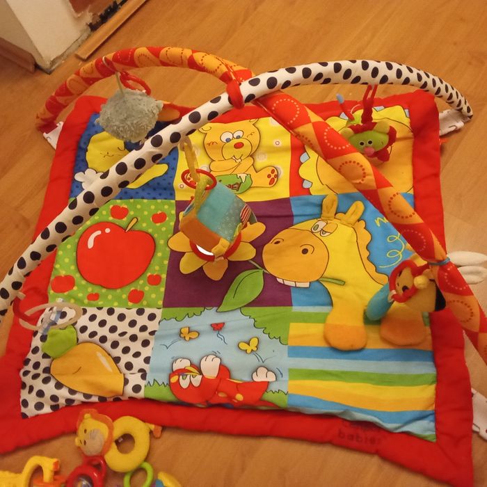 Mata dla dziecka, dzidziusia plus zabawki